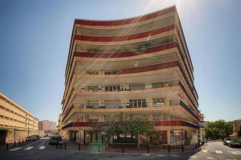 FRGK 2BDR Stanislas Apartment Terrace Central Cannes AC & ULTRA FAST Wi-Fi - image 28