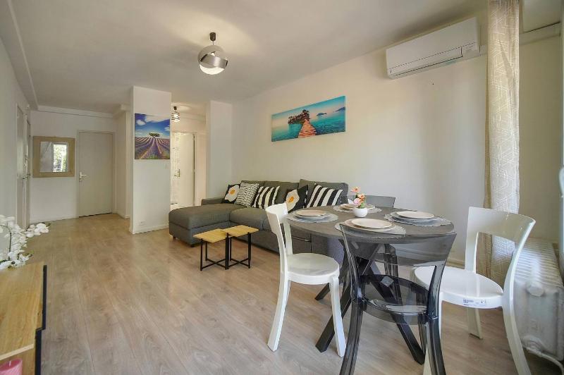 FRGK 2BDR Stanislas Apartment Terrace Central Cannes AC & ULTRA FAST Wi-Fi - image 43