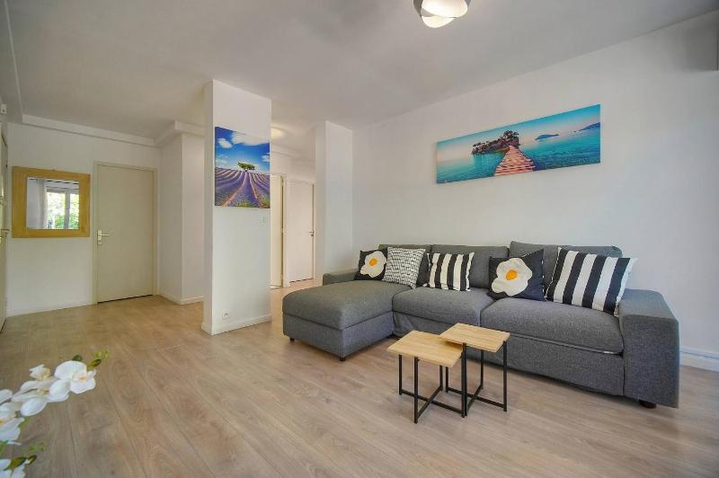 FRGK 2BDR Stanislas Apartment Terrace Central Cannes AC & ULTRA FAST Wi-Fi - image 14