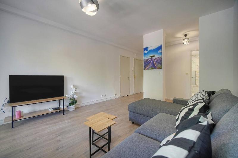 FRGK 2BDR Stanislas Apartment Terrace Central Cannes AC & ULTRA FAST Wi-Fi - image 5