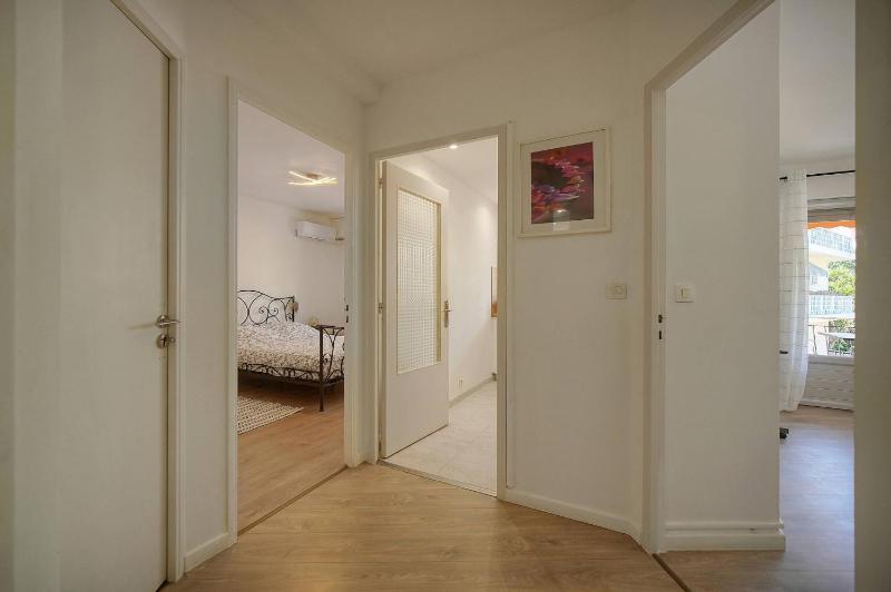 FRGK 2BDR Stanislas Apartment Terrace Central Cannes AC & ULTRA FAST Wi-Fi - image 25
