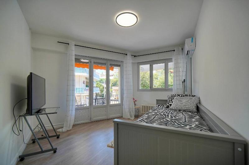 FRGK 2BDR Stanislas Apartment Terrace Central Cannes AC & ULTRA FAST Wi-Fi - image 4
