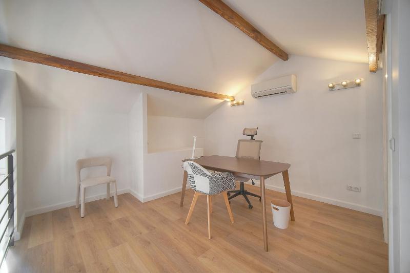 FRGK Spacious 100 sqm Loft with Terrace 2 Ensuite - image 10