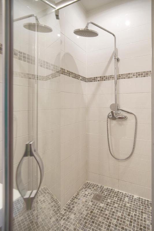 FRGK Spacious 100 sqm Loft with Terrace 2 Ensuite - image 14