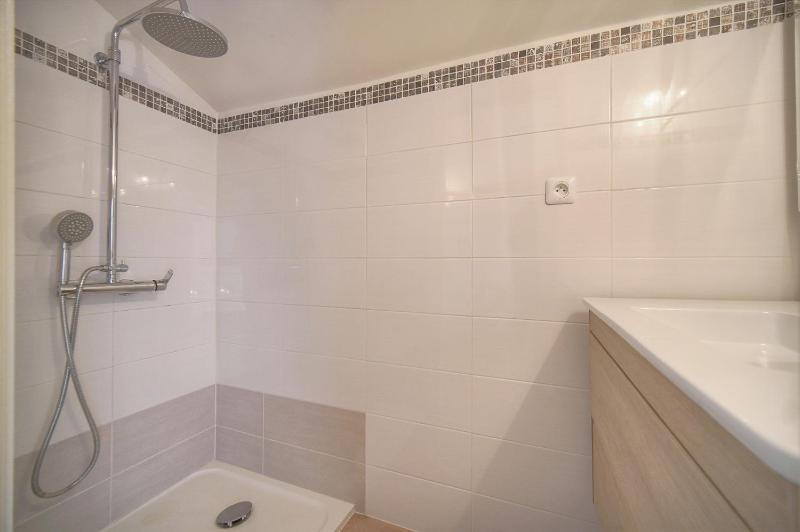 FRGK Spacious 100 sqm Loft with Terrace 2 Ensuite - image 11
