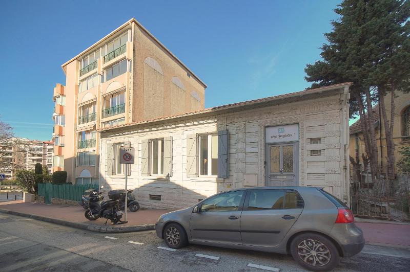 FRGK Spacious 100 sqm Loft with Terrace 2 Ensuite - image 3