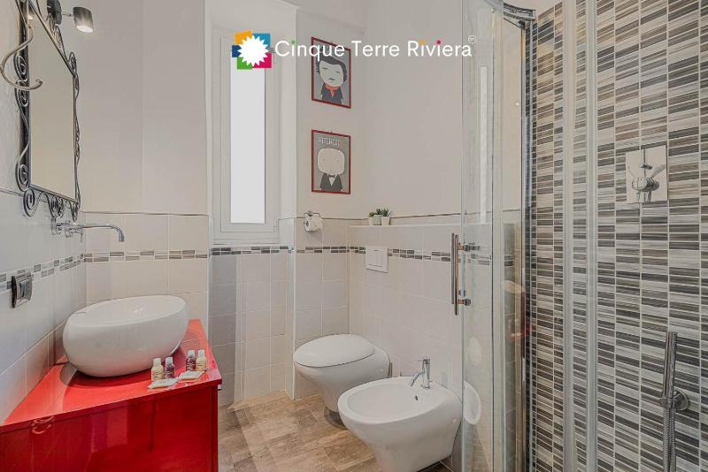 Graffiti House Luxury Apartment - image 5