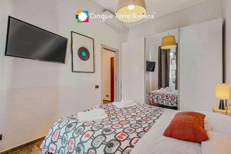 Graffiti House Luxury Apartment - image 13