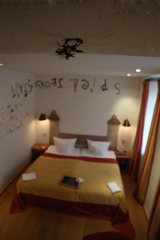 Double Room for Single Use image 4