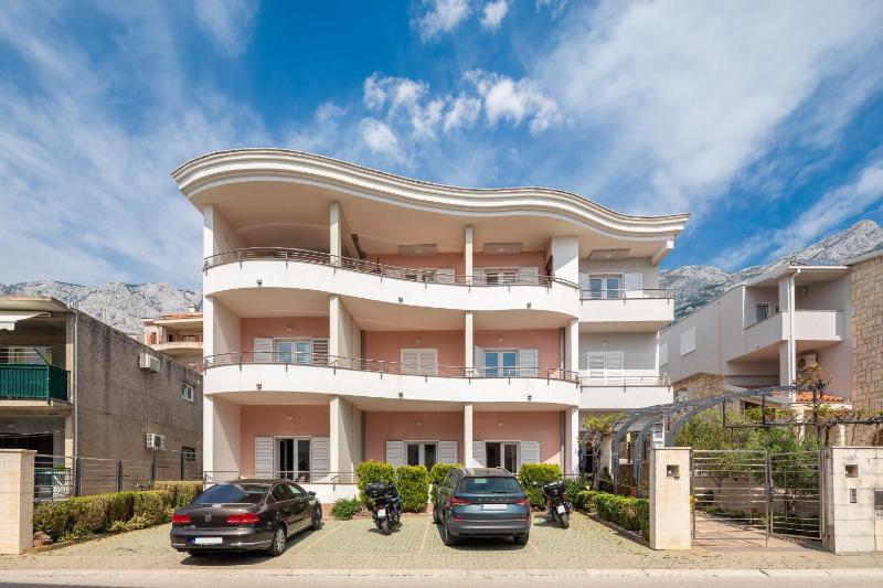Brkić Apartments with Private Parking - image 1