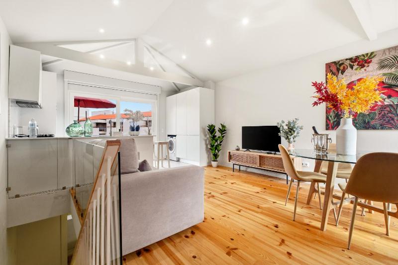 Magnolia 6 Luxury with AC Metro Downtown Porto - image 1