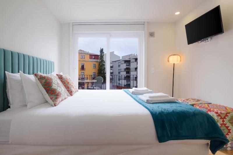 Magnolia 6 Luxury with AC Metro Downtown Porto - image 4