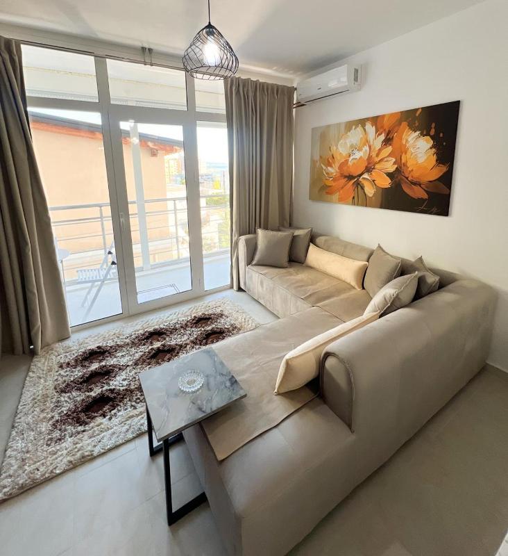 Sea View Apartment - image 1