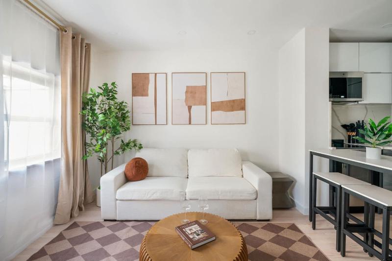 317-4B Brand New Modern 1BR Union Square WD in Unit - image 2