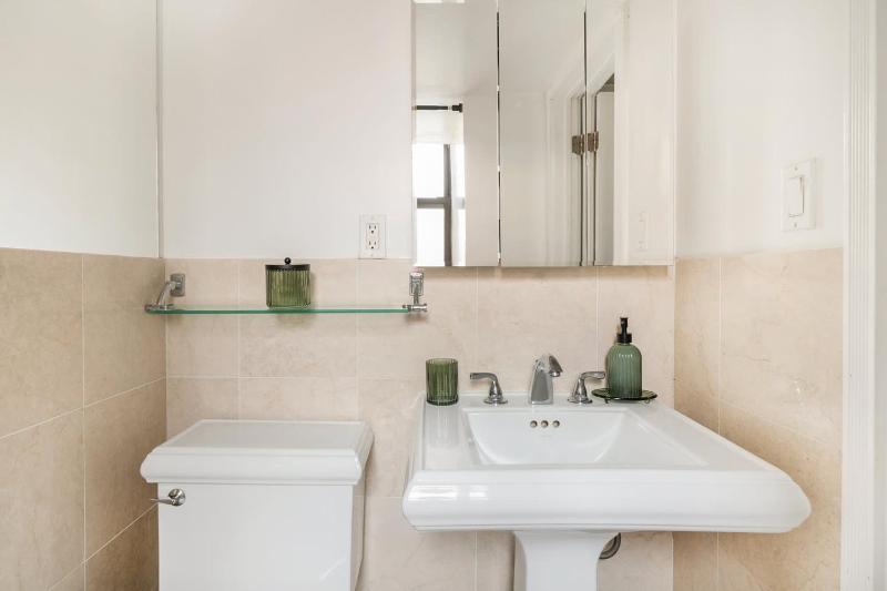 Mott-9 Prime Soho Cozy New Studio WD in the unit - image 14