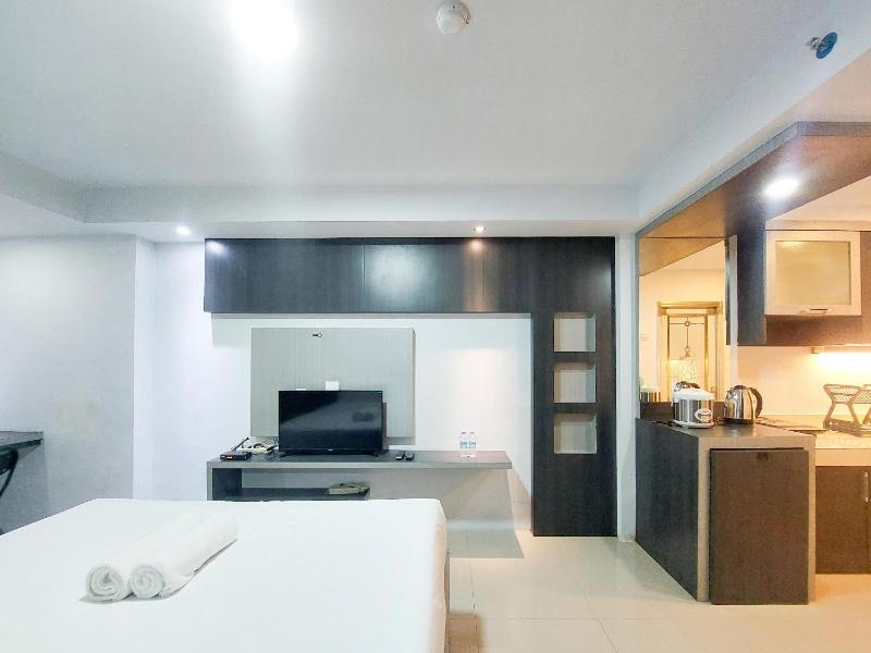 Homey and Warm Studio Apartment at Mansyur Residence By Travelio - image 15