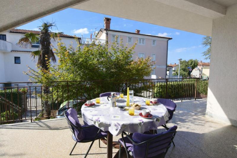 Umag flat with terrace and garden - image 1