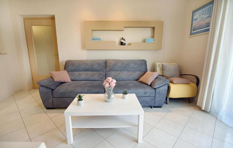 Umag flat with terrace and garden - image 41