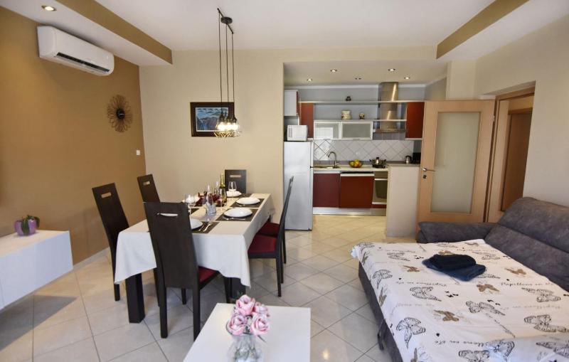 Umag flat with terrace and garden - image 15