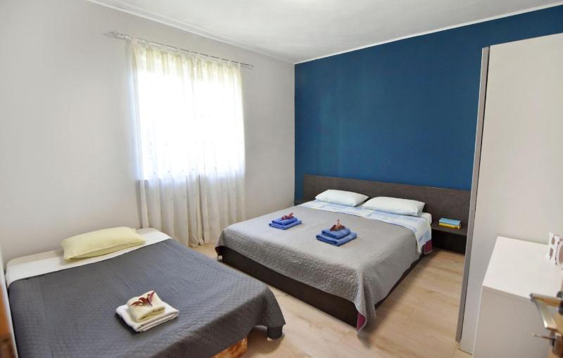 Umag flat with terrace and garden - image 25