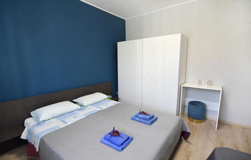 Umag flat with terrace and garden - image 12