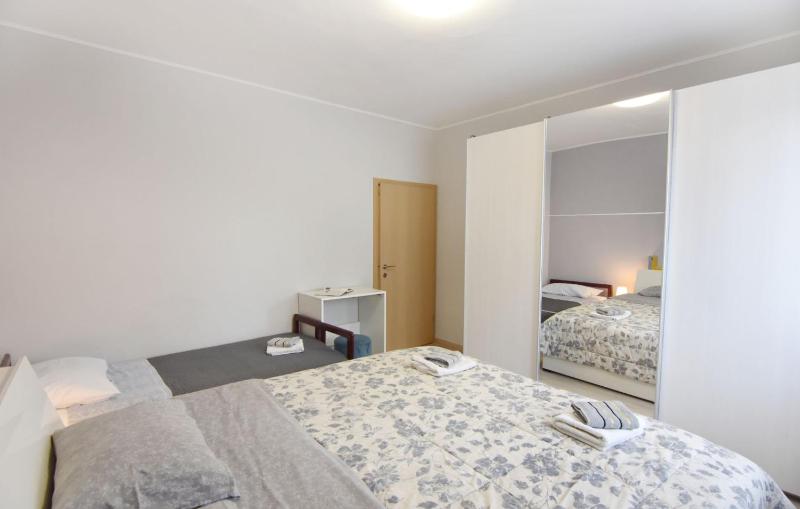 Umag flat with terrace and garden - image 5