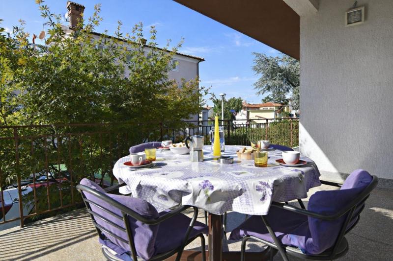 Umag flat with terrace and garden - image 13