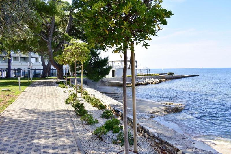 Umag flat with terrace and garden - image 36