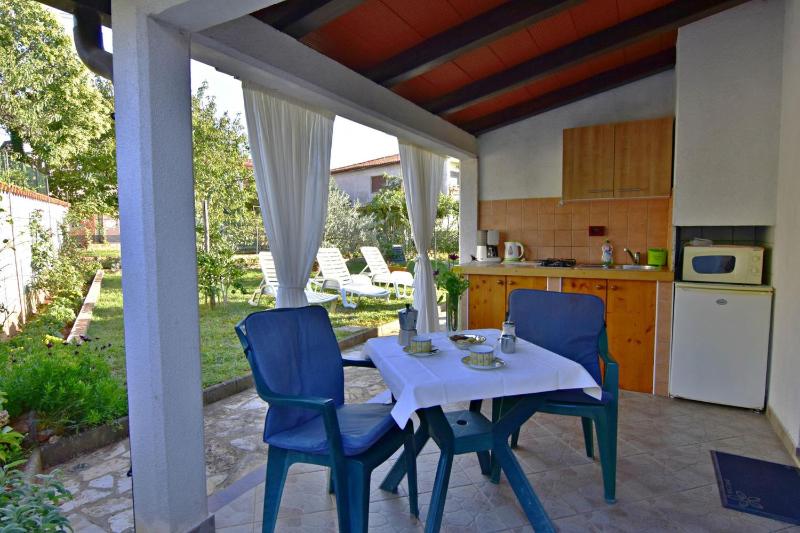 Cozy flat with garden access in Umag - image 1
