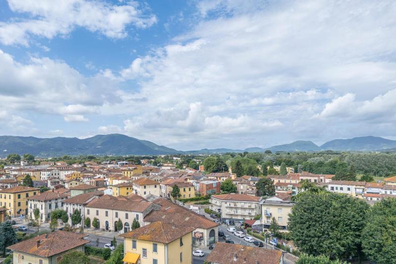 Lucca Old Town Apartment - image 4