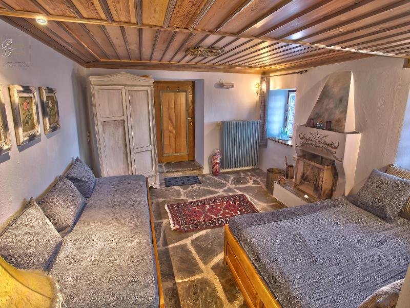 Classic Apartment with Fireplace image 3