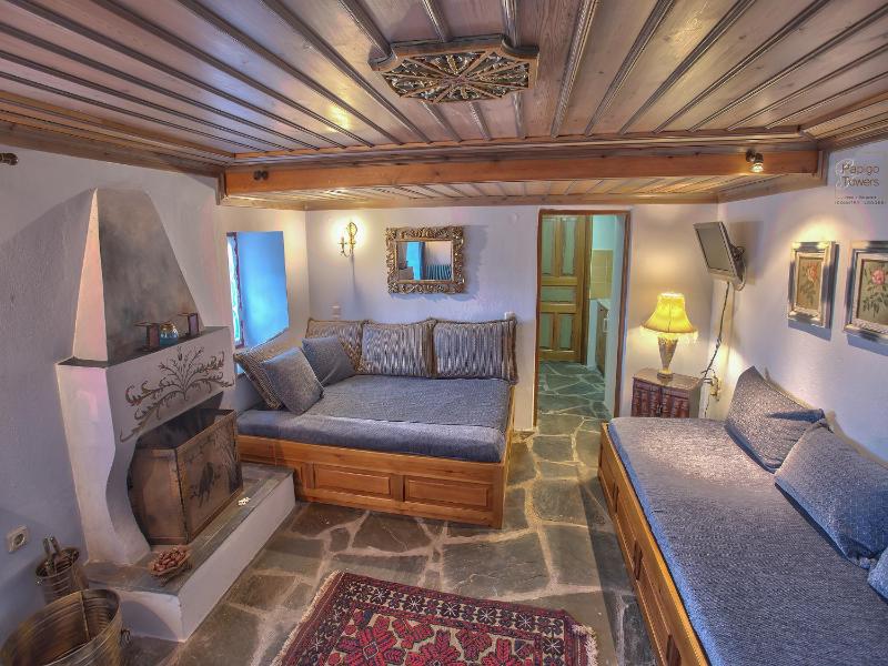 Classic Apartment with Fireplace image 4