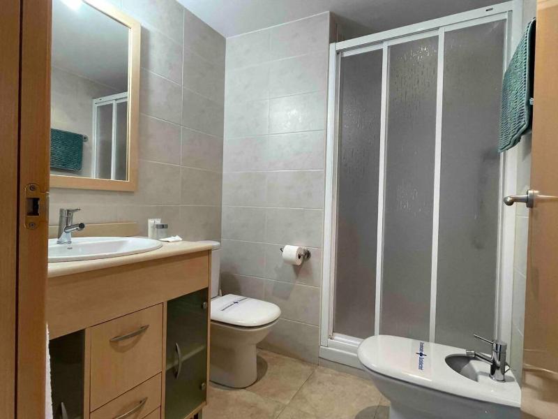 Bonito piso con terraza y piscina cerca del mar - image 28