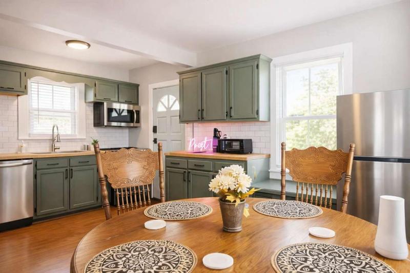 Charming home near Churchill Ds and Expo Center - image 1