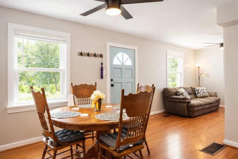 Charming home near Churchill Ds and Expo Center - image 46