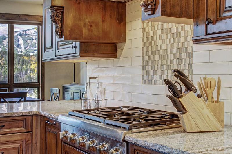 Breck Escape: Luxury Highlands Home Hot Tub & Steam Shower Sleeps 12! - image 35