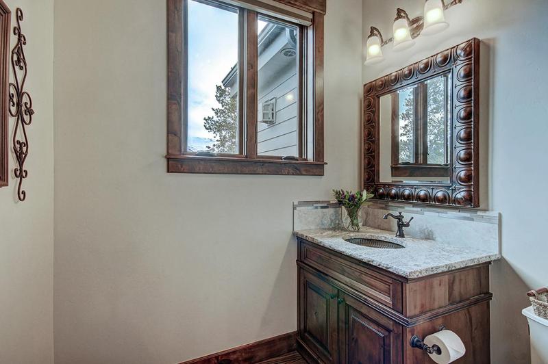 Breck Escape: Luxury Highlands Home Hot Tub & Steam Shower Sleeps 12! - image 18