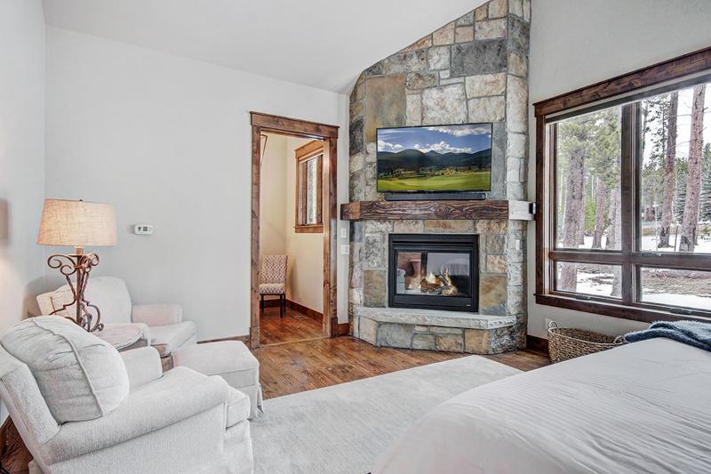 Breck Escape: Luxury Highlands Home Hot Tub & Steam Shower Sleeps 12! - image 25