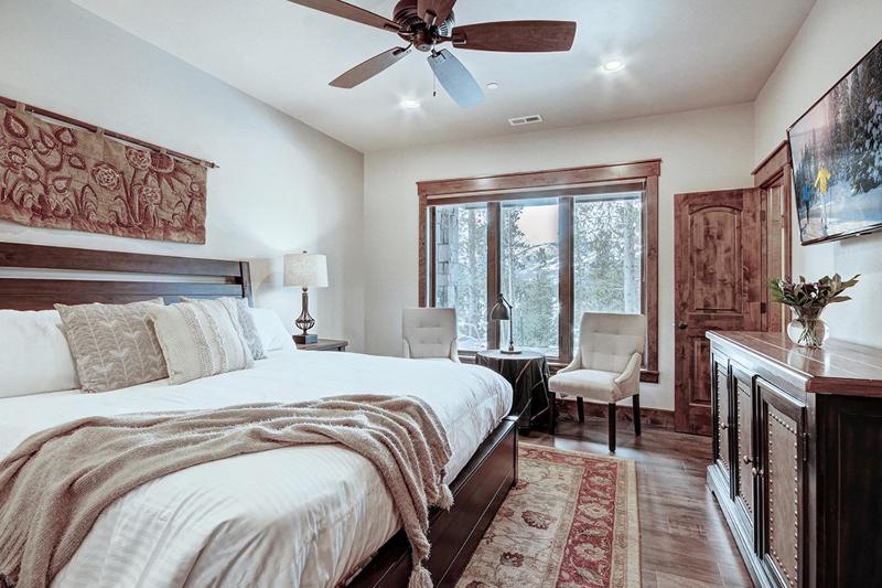 Breck Escape: Luxury Highlands Home Hot Tub & Steam Shower Sleeps 12! - image 47