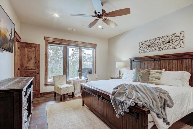 Breck Escape: Luxury Highlands Home Hot Tub & Steam Shower Sleeps 12! - image 5