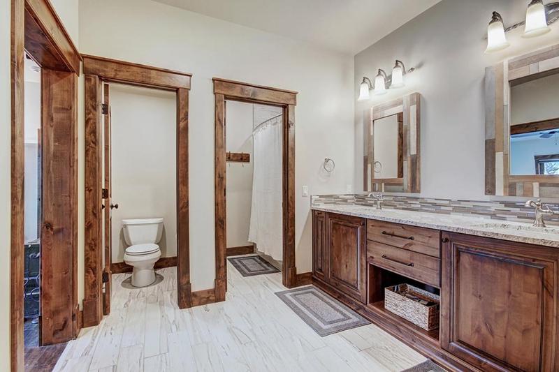 Breck Escape: Luxury Highlands Home Hot Tub & Steam Shower Sleeps 12! - image 38