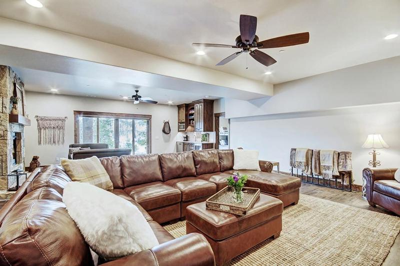 Breck Escape: Luxury Highlands Home Hot Tub & Steam Shower Sleeps 12! - image 23