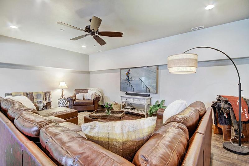 Breck Escape: Luxury Highlands Home Hot Tub & Steam Shower Sleeps 12! - image 10
