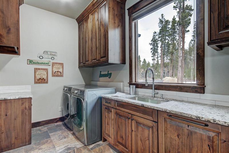 Breck Escape: Luxury Highlands Home Hot Tub & Steam Shower Sleeps 12! - image 17