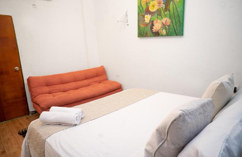 Casa Quero 915 4BR House Old City rooftop jacuzzi AC full Wifi - image 2
