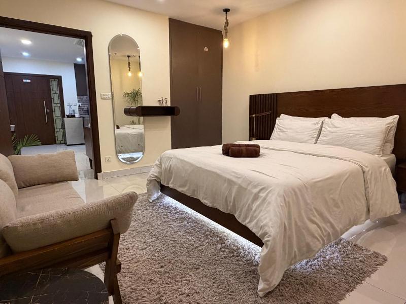 Skyluxe 2 Chic 1Bedroom w Rooftop Club N Pool Access - image 1