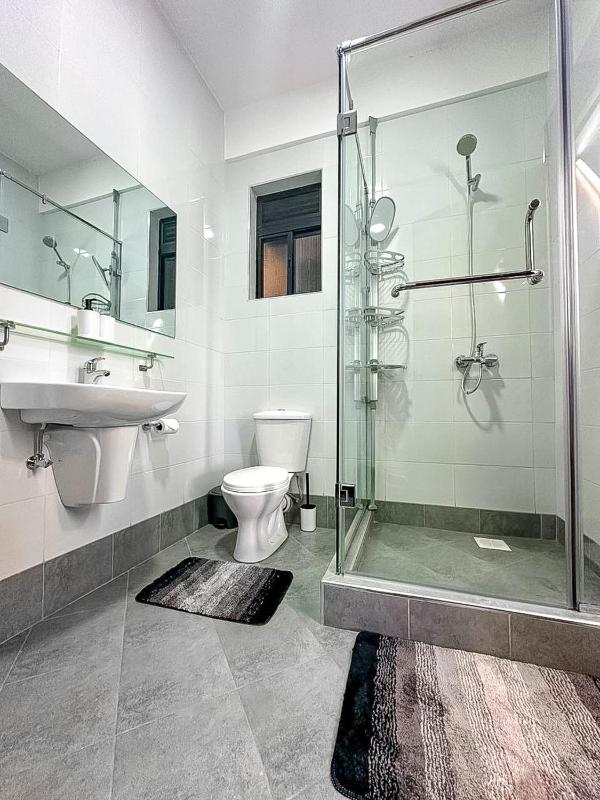 Serene Lakeside Luxury at Pacific Victorian - image 3