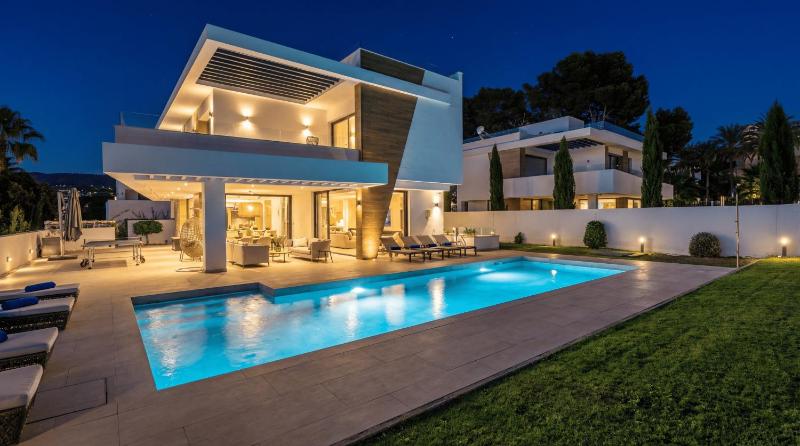 VACATION MARBELLA I Villa La Plage Luxury Villa Private Heated Pool Rooftop Hot Tub Entertainment Room Walking Distance to the Finest Beaches - image 47
