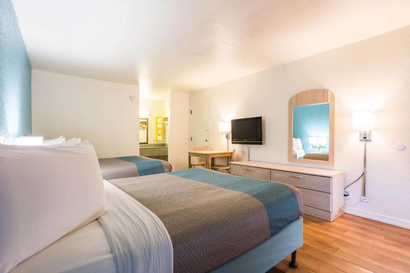 Queen Room with Two Queen Beds - Non-Smoking image 3