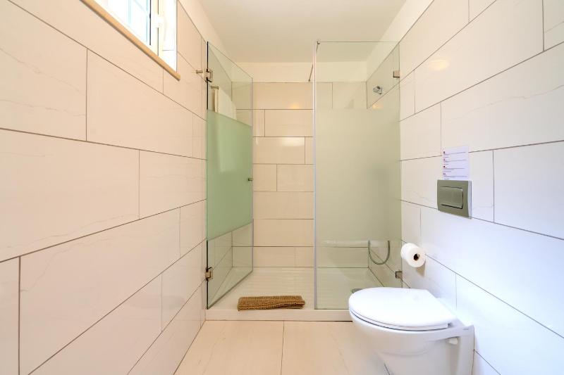 Heated Pool 6 Bedroom Private Villa in Center of Olhos de Água - image 18